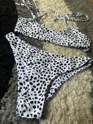 Bikini lunares blanco y negro