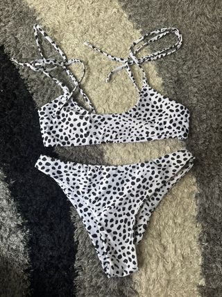 Bikini lunares blanco y negro