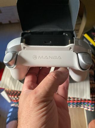 Mandos scuf Manba One: Pantalla a color