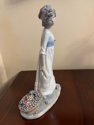 Figura de Lladró: niña con cesto de flores