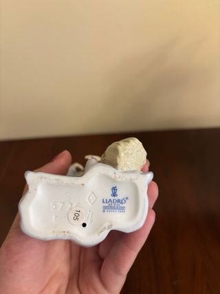 Figura de Lladró: niña con cesto de flores