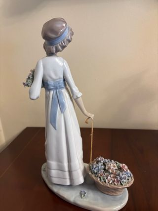 Figura de Lladró: niña con cesto de flores