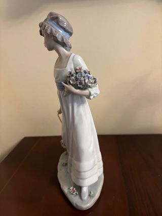 Figura de Lladró: niña con cesto de flores