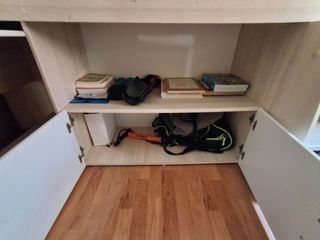 Cama infantil con escritorio.