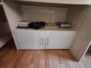 Cama infantil con escritorio.