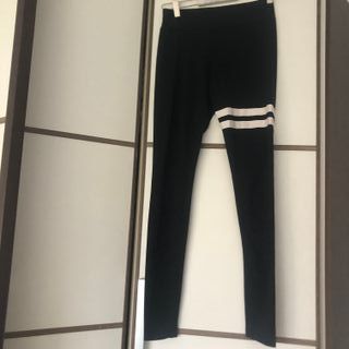 Leggings negros con raya blanca