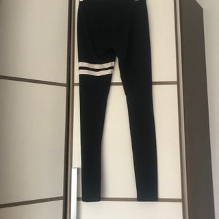 Leggings negros con raya blanca