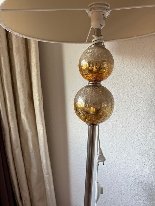 Lampara pie dorada - velur beige