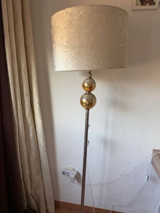 Lampara pie dorada - velur beige