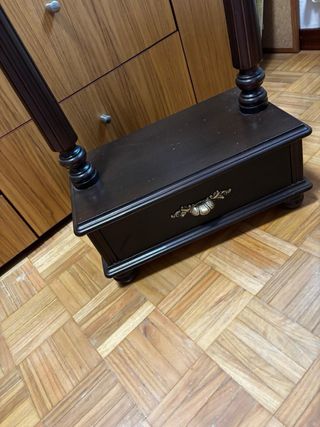 Perchero de madera marrón