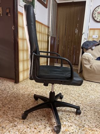 Silla estudio-oficina giratoria negra.
