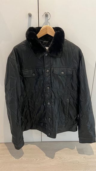 Chaqueta negra de cuero sintético