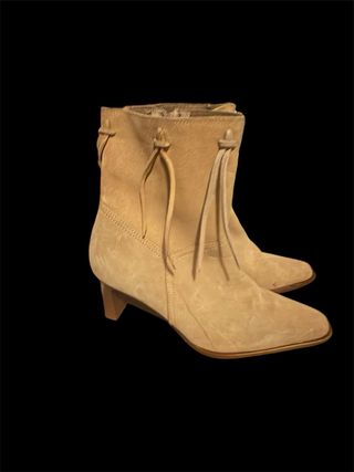 Botines ante beige flecos
