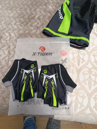 Guantes ciclismo y meillot XXL Marca X-Tiger - a e
