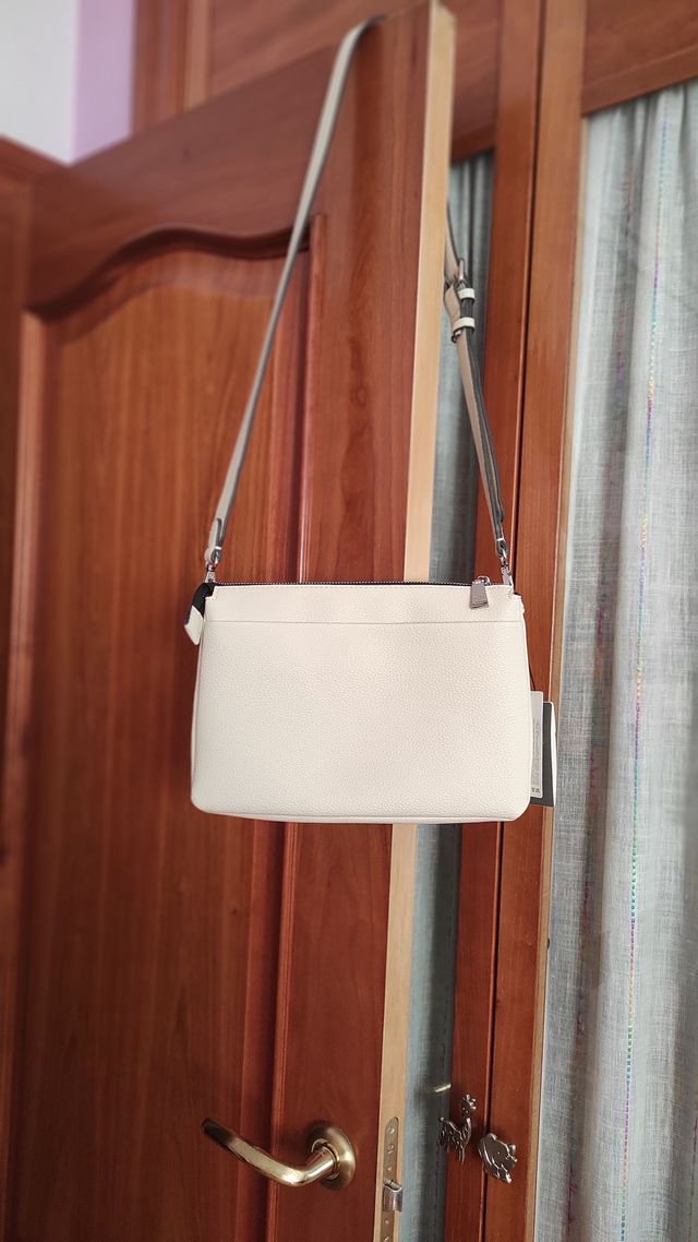 Bolso bandolera blanco crudo. 