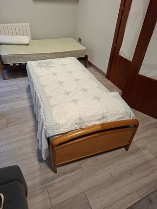 2 camas individuales madera