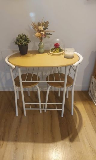 Conjunto de mesa y dos sillas