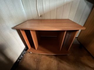 Mueble de madera marrón