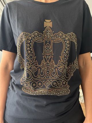 Camiseta negra con corona dorada