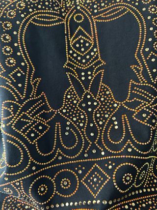 Camiseta negra con corona dorada