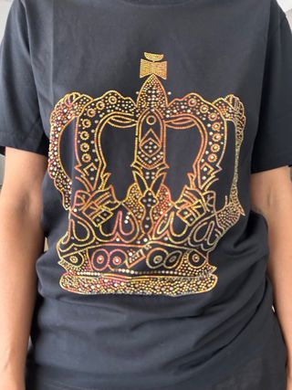 Camiseta negra con corona dorada