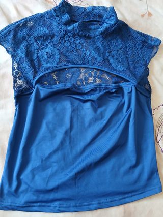 Blusa azul de encaje