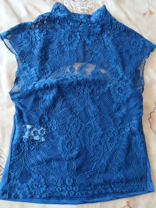 Blusa azul de encaje