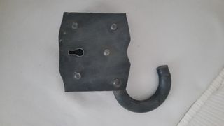Hucha metálica antigua con forma de candado