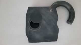 Hucha metálica antigua con forma de candado