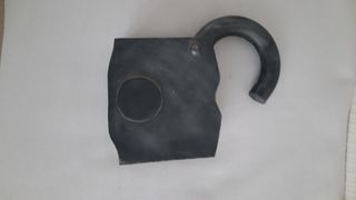 Hucha metálica antigua con forma de candado