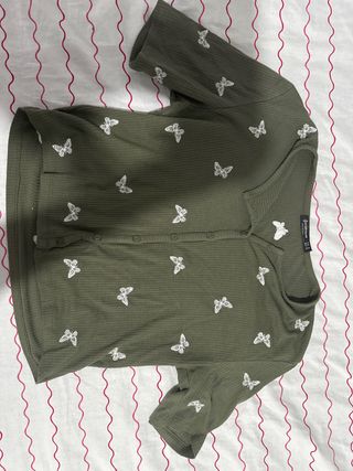 Camiseta verde militar c/mariposas - Talle M