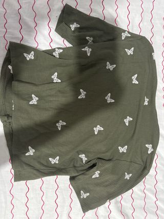 Camiseta verde militar c/mariposas - Talle M