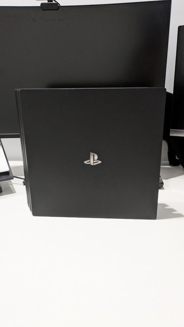 PS4 Pro da 1 TB con 2 giochi