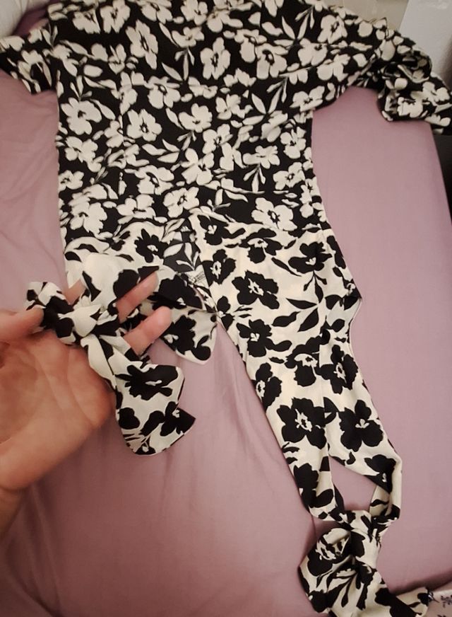 Vestido midi floral blanco y negro