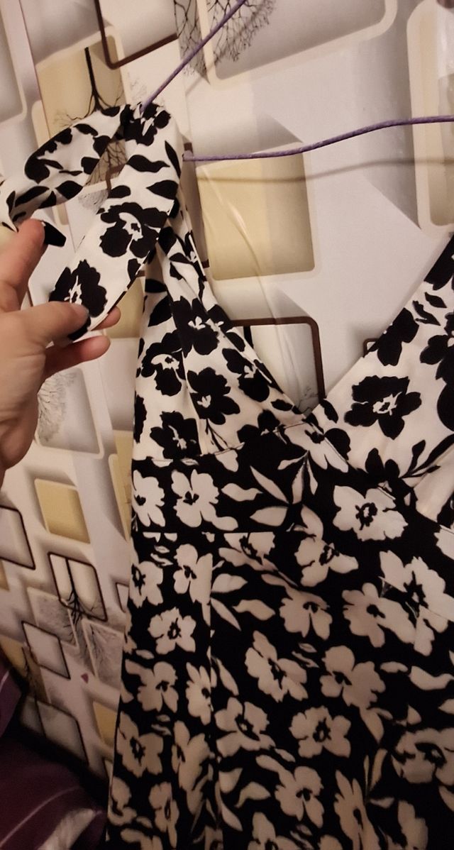 Vestido midi floral blanco y negro