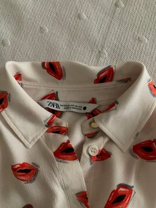 Camisa Zara labios roja y blanca