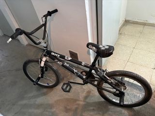 Bicicleta BMX negra.