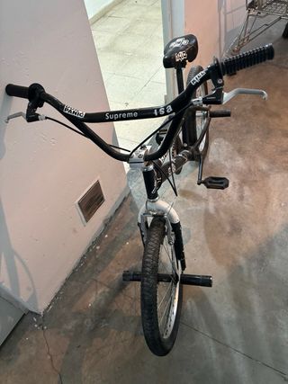 Bicicleta BMX negra.