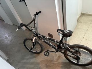 Bicicleta BMX negra.
