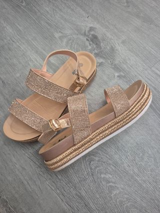 Sandalias plataforma doradas brillantes