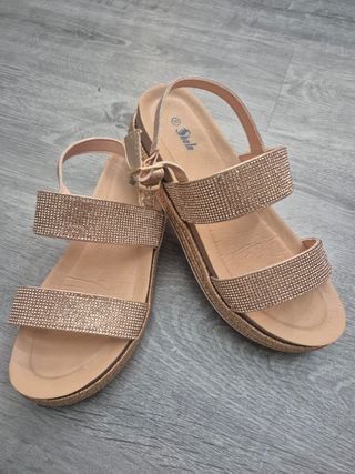 Sandalias plataforma doradas brillantes