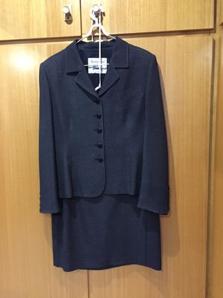 Traje Burberry Gris - Falda y Blazer