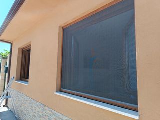 Mosquitera ventana madera marrón