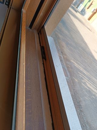 Mosquitera ventana madera marrón