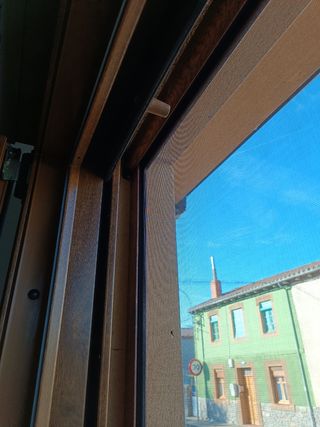 Mosquitera ventana madera marrón