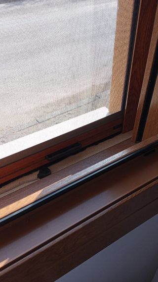 Mosquitera ventana madera marrón