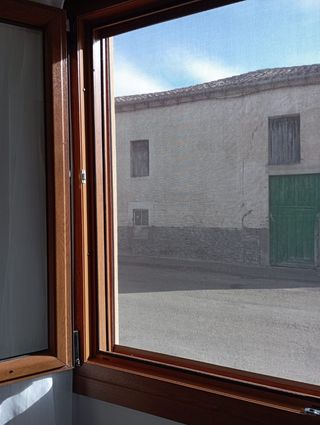 Mosquitera ventana madera marrón