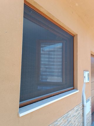 Mosquitera ventana madera marrón