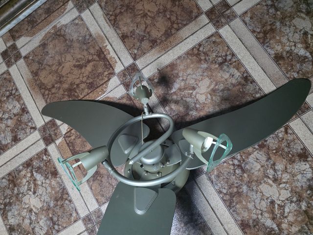 Ventilatore da soffitto grigio a 3 pale