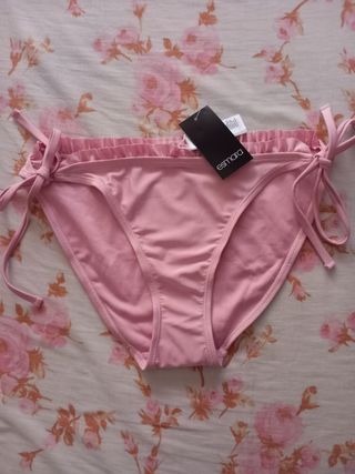 Braga bikini con etiqueta 